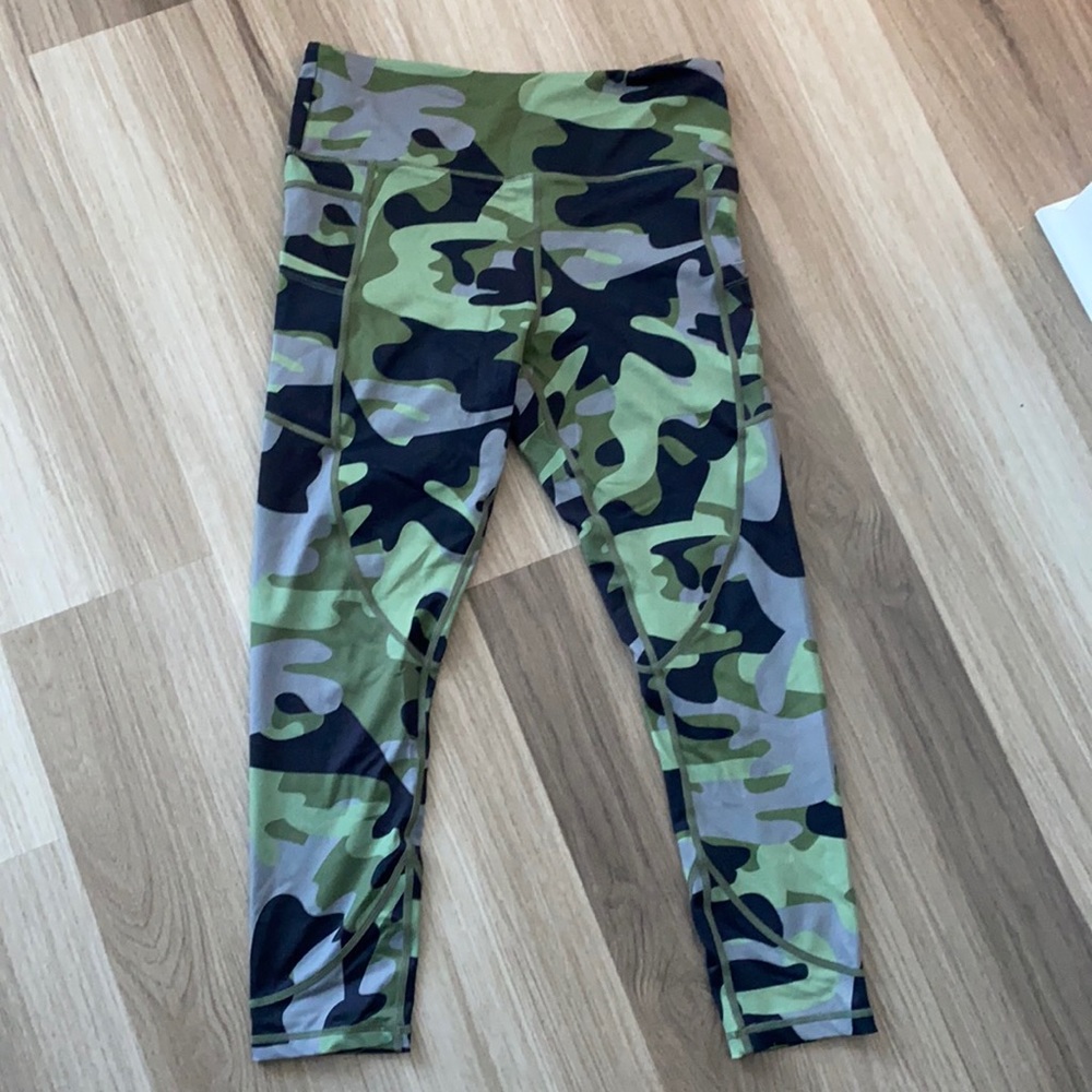 Zyia camo leggings Green Camo Pocket Light n Tight Hi-Rise 7/8 24" (12)